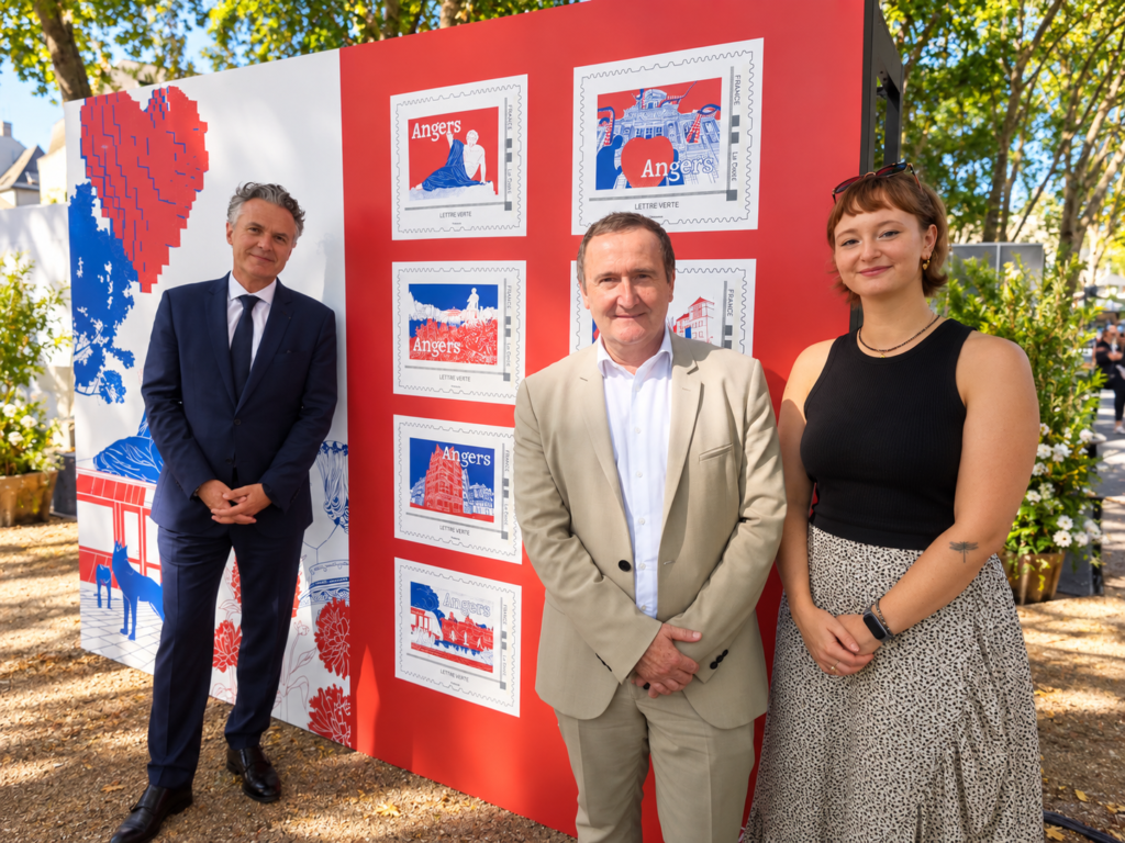 La Ville d’Angers et La Poste dévoilent un collector de 8 timbres consacrés à la ville. Seulement 3 000 exemplaires sont disponibles au prix de 15 euros.