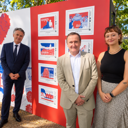 La Ville d’Angers et La Poste dévoilent un collector de 8 timbres consacrés à la ville. Seulement 3 000 exemplaires sont disponibles au prix de 15 euros.