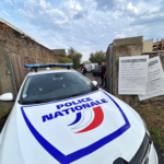 Ce que l’on sait après la découverte d’une femme tuée par arme à feu près d’Angers Crédit Angers info - Une personne est morte après avoir été touchée par arme à feu dans un entrepôt aux Ponts-de-Cé, près d’Angers. Police, secours et parquet sont sur place.