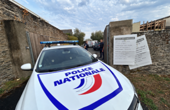 Crédit Angers info - Une personne est morte après avoir été touchée par arme à feu dans un entrepôt aux Ponts-de-Cé, près d’Angers. Police, secours et parquet sont sur place.