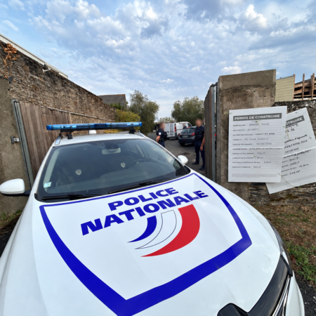 Crédit Angers info - Une personne est morte après avoir été touchée par arme à feu dans un entrepôt aux Ponts-de-Cé, près d’Angers. Police, secours et parquet sont sur place.