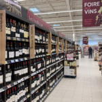 Foire aux vins : les rayons des supermarchés se remplissent de bouteilles et de promotions à l'approche de l'automne.