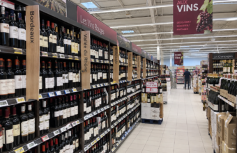 Foire aux vins : les rayons des supermarchés se remplissent de bouteilles et de promotions à l'approche de l'automne.