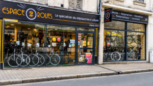 Après plus de sept décennies consacrées au vélo, Espace 2 Roues a définitivement baissé le rideau. Installé au 45 rue Beaurepaire depuis 1952, ce commerce historique devrait désormais laisser place à une nouvelle enseigne : un Carrefour City.