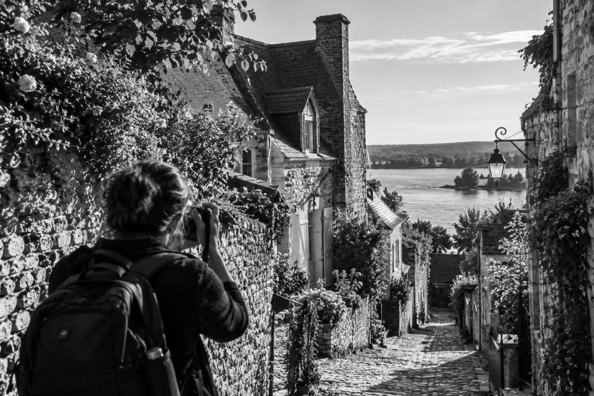 À Béhuard, une balade photographique propose lundi de découvrir le village uniquement en noir et blanc. Une expérience originale près d’Angers.