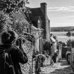 Et si Béhuard était encore plus belle en noir et blanc ? Cette balade propose de regarder le village autrement À Béhuard, une balade photographique propose lundi de découvrir le village uniquement en noir et blanc. Une expérience originale près d’Angers.