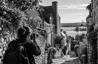 À Béhuard, une balade photographique propose lundi de découvrir le village uniquement en noir et blanc. Une expérience originale près d’Angers.