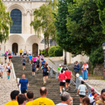 À Angers, ils gravissent les marches de la cathédrale pendant 6 heures pour la bonne cause Coureurs gravissant les marches de la montée Saint-Maurice devant la cathédrale d’Angers lors d’une course solidaire pour le Téléthon.