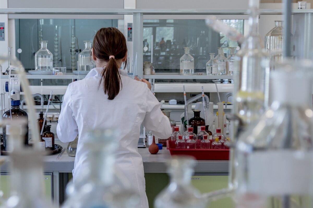 L’image actuelle n’a pas de texte alternatif. Le nom du fichier est : jarmoluk-laboratory-2815641_1920.jpg