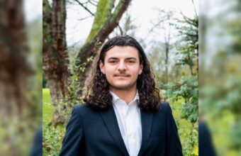 Benjamin Briand-Boucher, élu de l’opposition municipale à Angers, présentera lundi soir un vœu contre la hausse des frais d’inscription des étudiants extra-communautaires. Il espère un vote unanime du conseil municipal.