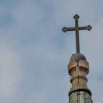 Dans l’Orne, une croix rouge vieille de 123 ans retrouve sa place après une rénovation familiale