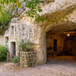 Ce village du Maine-et-Loire cache un étonnant secret sous les pieds des visiteurs Illustration - Derrière les apparences d’un paisible village du Maine-et-Loire se cache un patrimoine étonnant. À Rochemenier, des pièces de vie, des anciennes fermes et même une chapelle se découvrent sous la roche. Un lieu singulier à explorer ce dimanche 11 octobre.