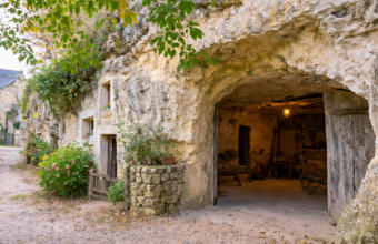 Illustration - Derrière les apparences d’un paisible village du Maine-et-Loire se cache un patrimoine étonnant. À Rochemenier, des pièces de vie, des anciennes fermes et même une chapelle se découvrent sous la roche. Un lieu singulier à explorer ce dimanche 11 octobre.