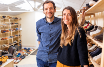 Alexis et Justine Audouin ont lancé la marque de chaussons Coco en 2020. La fabrication est réalisée à la main dans l’atelier familial de Montigné-sur-Moine, dans le Maine-et-Loire.