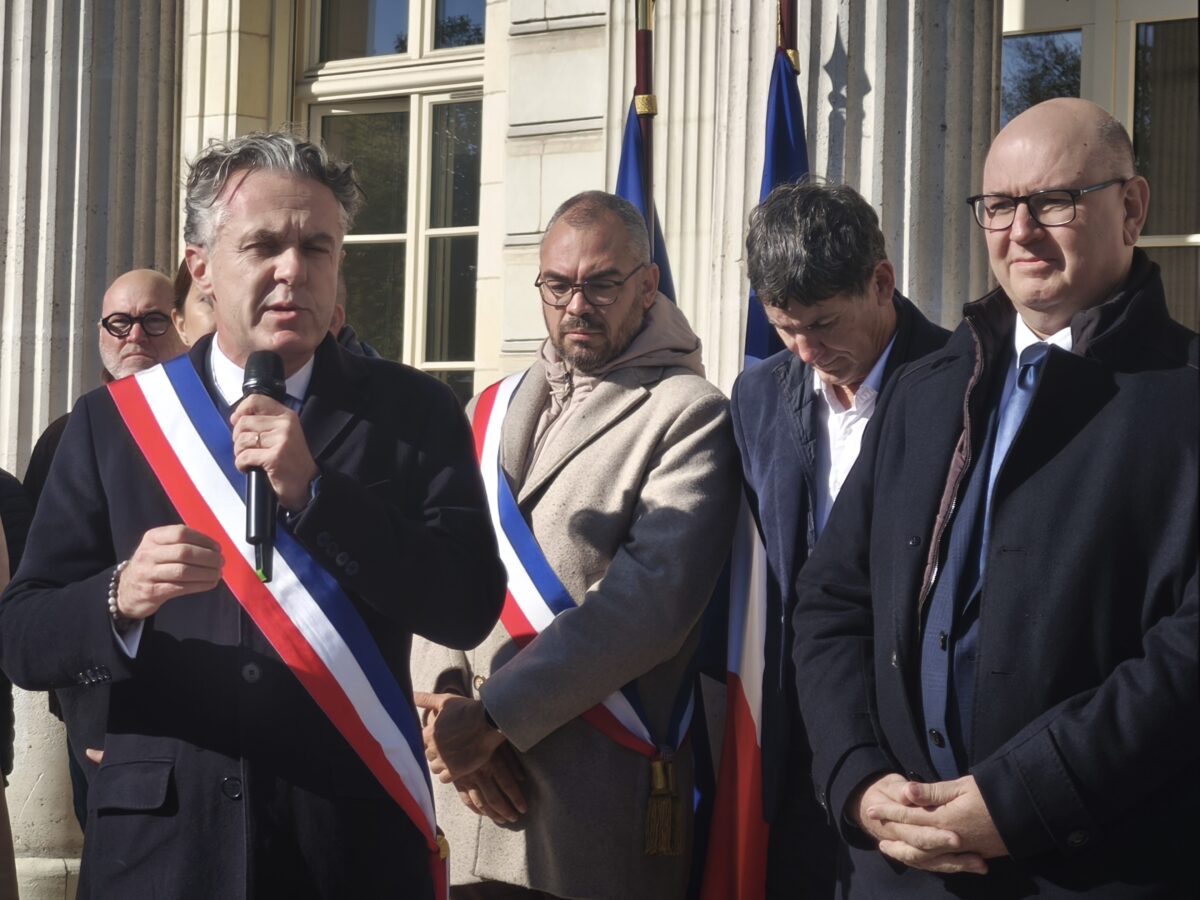Crédit Angers Info - Après les violences du 17 octobre à Angers, Christophe Béchu a réuni près de 1 000 personnes devant la mairie et évoqué de nouvelles mesures de sécurité.