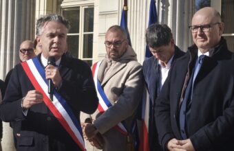 Crédit Angers Info - Après les violences du 17 octobre à Angers, Christophe Béchu a réuni près de 1 000 personnes devant la mairie et évoqué de nouvelles mesures de sécurité.