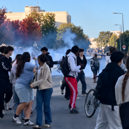Une intrusion a eu lieu ce jeudi matin au lycée Chevrollier à Angers. Un professeur a été blessé à la tête. Jusqu’à 2 000 personnes étaient rassemblées devant l’établissement.