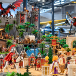 5 000 Playmobil® attendent les familles pendant les vacances de la Toussaint près d’Angers Credit Angers Info / u 17 octobre au 1er novembre 2026, l’exposition Playmobil® revient au musée Espace Air Passion à Marcé, près d’Angers, avec plus de 5 000 figurines.