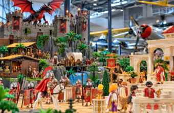 Credit Angers Info / u 17 octobre au 1er novembre 2026, l’exposition Playmobil® revient au musée Espace Air Passion à Marcé, près d’Angers, avec plus de 5 000 figurines.