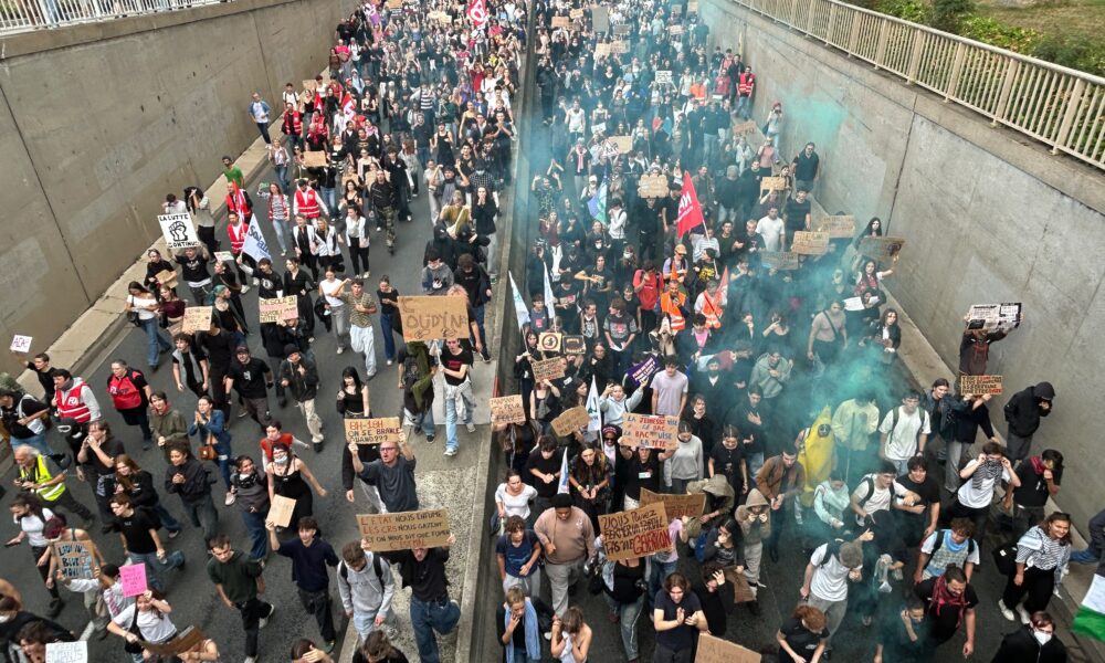 En Charente, un cortège de manifestants s’élance à Angoulême pour l’acte trois de la mobilisation contre la vie chère crédit Angers Info/MF - À Angers, 4 200 personnes ont manifesté ce mardi 13 octobre 2026 selon les syndicats, pour l’acte V de la mobilisation des lycéens et des enseignants.
