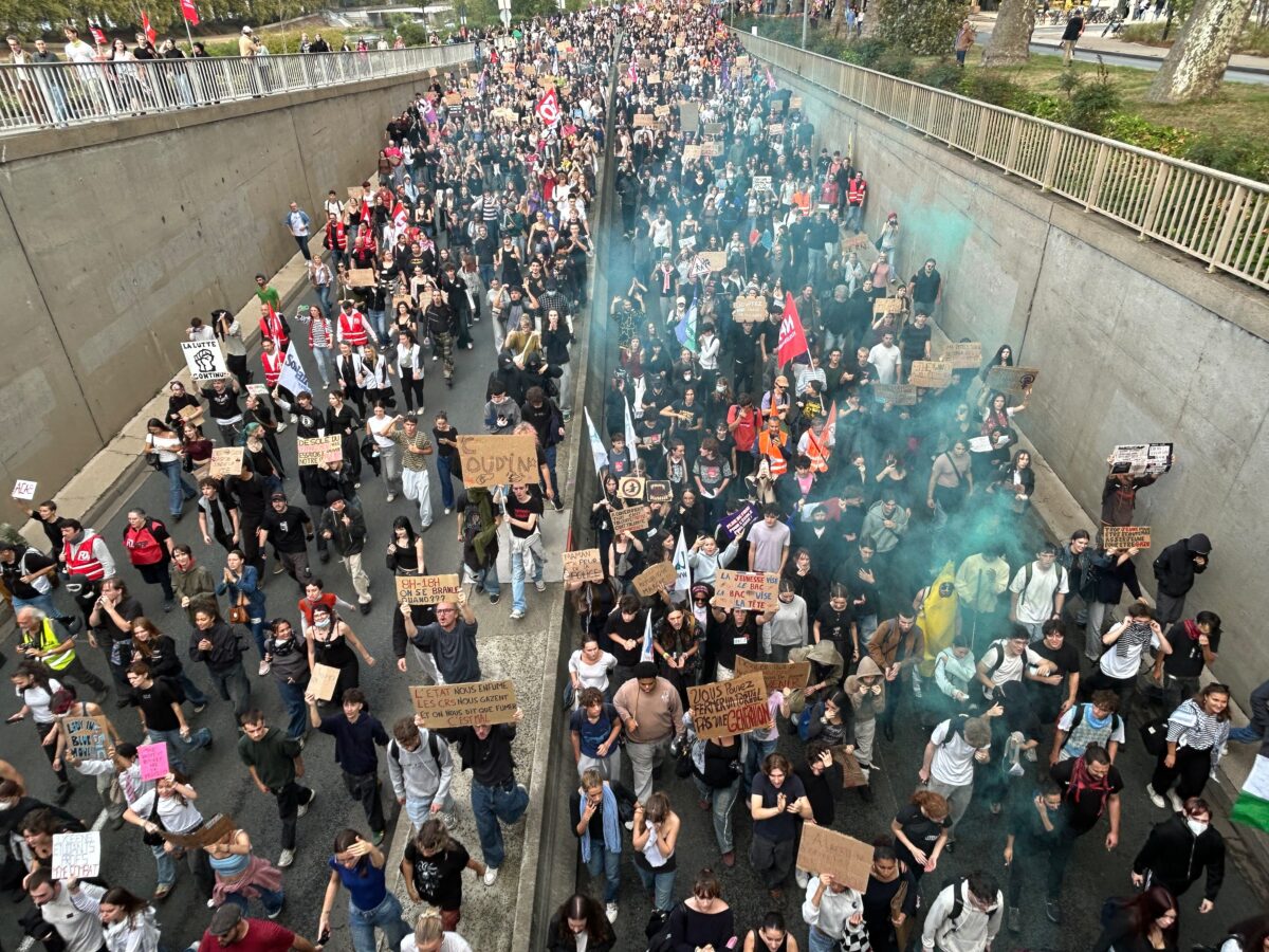 crédit Angers Info/MF - À Angers, 4 200 personnes ont manifesté ce mardi 13 octobre 2026 selon les syndicats, pour l’acte V de la mobilisation des lycéens et des enseignants.