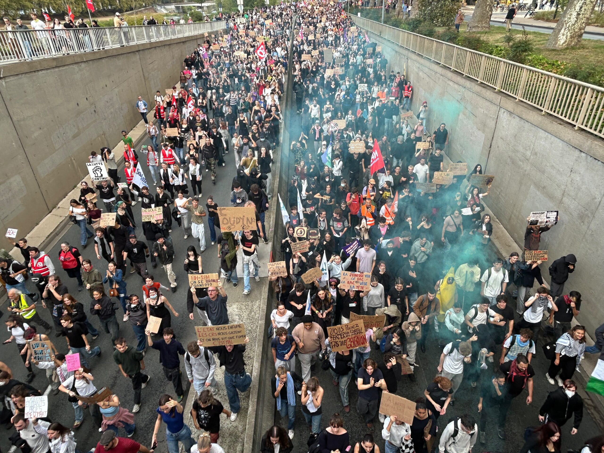 crédit Angers Info/MF - À Angers, 4 200 personnes ont manifesté ce mardi 13 octobre 2026 selon les syndicats, pour l’acte V de la mobilisation des lycéens et des enseignants.