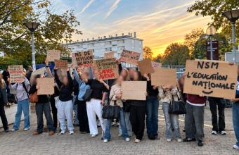 Le mouvement des lycéens se poursuit ce matin au lycée Emmanuel-Mounier, dans le quartier Monplaisir à Angers. Des élèves sont présents avec des pancartes et des barricades ont été mises en place devant l’établissement.