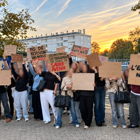 Le mouvement des lycéens se poursuit ce matin au lycée Emmanuel-Mounier, dans le quartier Monplaisir à Angers. Des élèves sont présents avec des pancartes et des barricades ont été mises en place devant l’établissement.