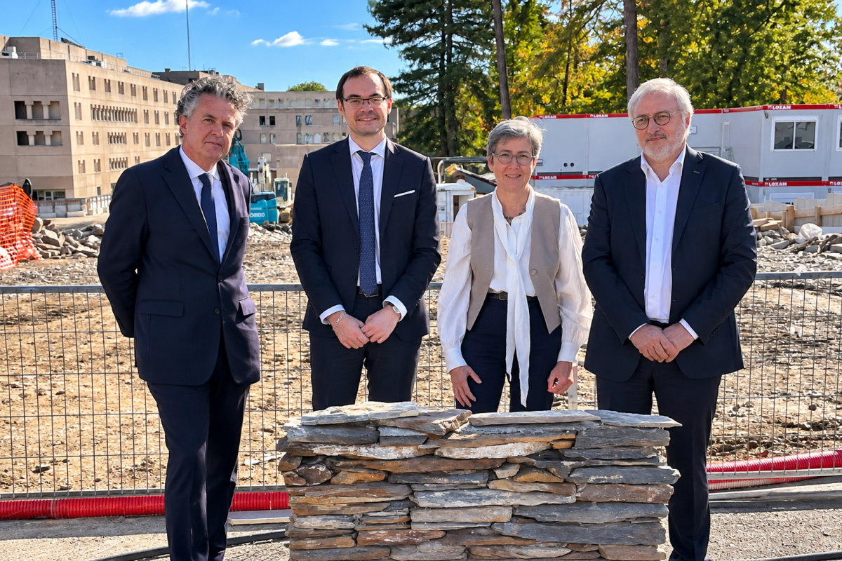 La pose officielle de la première pierre du bâtiment Convergences 1 s’est déroulée ce jeudi 8 octobre 2026 au CHU d’Angers. De gauche à droite : Christophe Béchu (maire de la ville d’Angers), Sébastien Delescluse (directeur général de l’ARS Pays de la Loire), Cécile Jaglin-Grimonprez (directrice générale du CHU), Pr Christophe Verny (président de la CME).