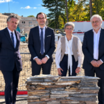 La pose officielle de la première pierre du bâtiment Convergences 1 s’est déroulée ce jeudi 8 octobre 2026 au CHU d’Angers. De gauche à droite : Christophe Béchu (maire de la ville d’Angers), Sébastien Delescluse (directeur général de l’ARS Pays de la Loire), Cécile Jaglin-Grimonprez (directrice générale du CHU), Pr Christophe Verny (président de la CME).