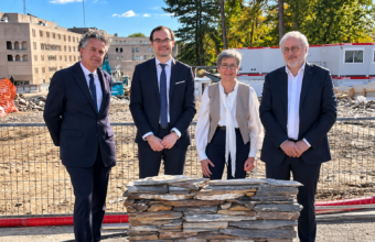 La pose officielle de la première pierre du bâtiment Convergences 1 s’est déroulée ce jeudi 8 octobre 2026 au CHU d’Angers. De gauche à droite : Christophe Béchu (maire de la ville d’Angers), Sébastien Delescluse (directeur général de l’ARS Pays de la Loire), Cécile Jaglin-Grimonprez (directrice générale du CHU), Pr Christophe Verny (président de la CME).