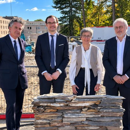 La pose officielle de la première pierre du bâtiment Convergences 1 s’est déroulée ce jeudi 8 octobre 2026 au CHU d’Angers. De gauche à droite : Christophe Béchu (maire de la ville d’Angers), Sébastien Delescluse (directeur général de l’ARS Pays de la Loire), Cécile Jaglin-Grimonprez (directrice générale du CHU), Pr Christophe Verny (président de la CME).