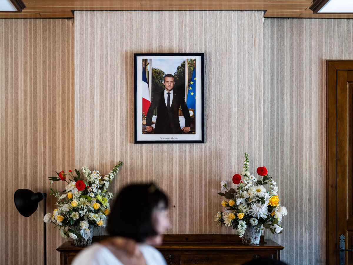 Après les violences du 17 octobre, Frédéric Mortier, maire de Longué-Jumelles, annonce la mise en berne des drapeaux et le retrait du portrait d’Emmanuel Macron. Crédit Jc Milhet / Hans Lucas via AFP