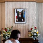 Après les violences du 17 octobre, Frédéric Mortier, maire de Longué-Jumelles, annonce la mise en berne des drapeaux et le retrait du portrait d’Emmanuel Macron. Crédit Jc Milhet / Hans Lucas via AFP