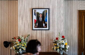 Après les violences du 17 octobre, Frédéric Mortier, maire de Longué-Jumelles, annonce la mise en berne des drapeaux et le retrait du portrait d’Emmanuel Macron. Crédit Jc Milhet / Hans Lucas via AFP