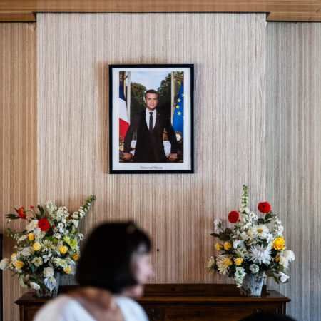 Après les violences du 17 octobre, Frédéric Mortier, maire de Longué-Jumelles, annonce la mise en berne des drapeaux et le retrait du portrait d’Emmanuel Macron. Crédit Jc Milhet / Hans Lucas via AFP