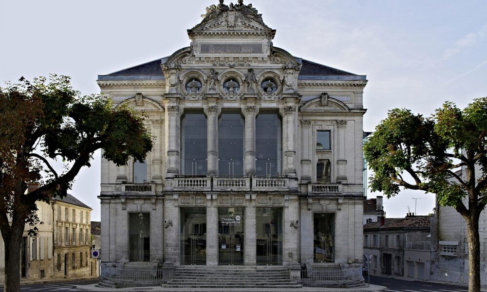 Le théâtre d’Angoulême fait salle comble avec près de 700 personnes pour une dictée géante