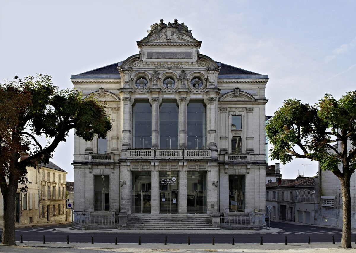 L’image actuelle n’a pas de texte alternatif. Le nom du fichier est : Angouleme_Theatre_facade_2012-scaled.jpg