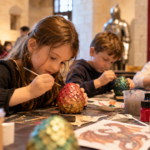 Vacances de la Toussaint : ces ateliers à découvrir avec les enfants en Maine-et-Loire Crédit Angers Info - Ateliers créatifs, enquêtes, gravure sur pierre et animations culturelles : découvrez des idées d’activités pour les enfants pendant les vacances en Maine-et-Loire.