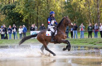 Crédit Mondial du Lion- Au Mondial du Lion, Alexis Goury et Jeroboam Wal signent un beau cross chez les 7 ans. Deux secondes les séparent de la tête avant le saut d'obstacles.