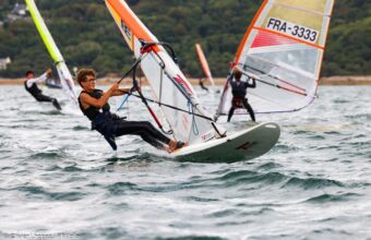 Arthur Le Trocquer, jeune Angevin, a décroché le bronze mondial U17 en Raceboard à Blanes, en Espagne, après seulement quelques mois de pratique.