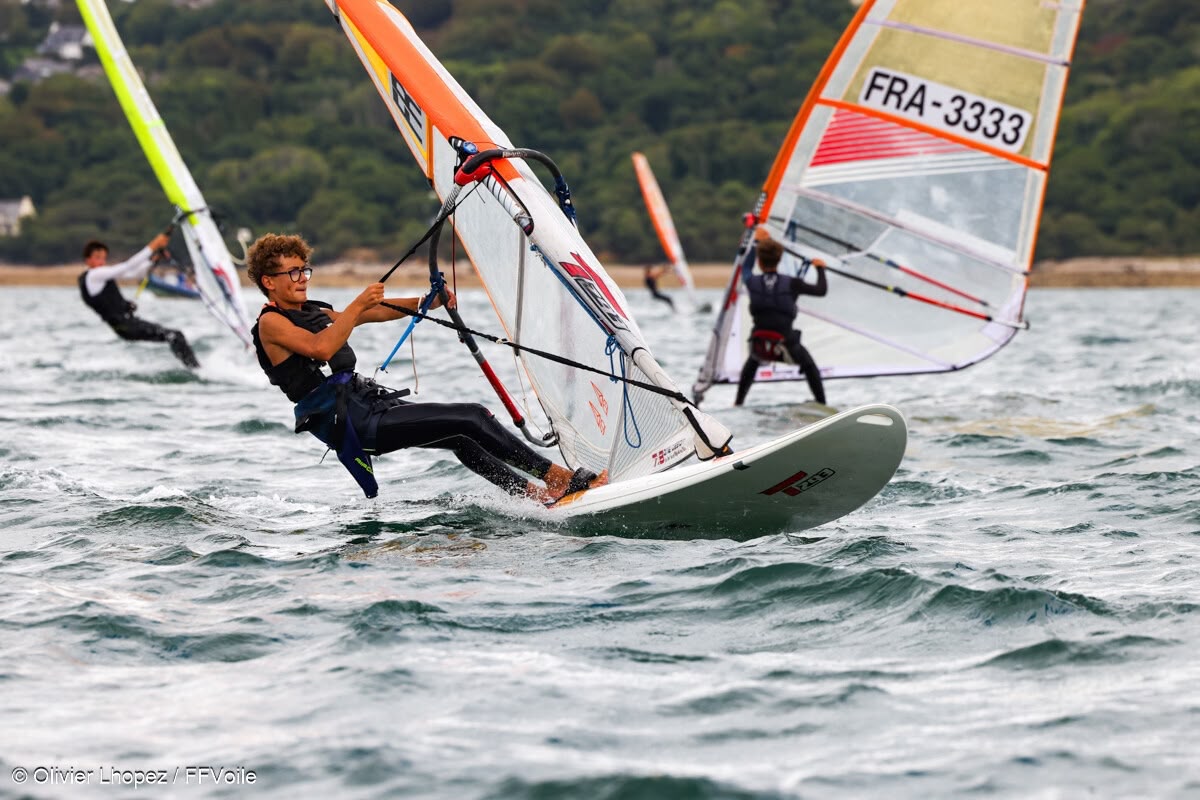 Arthur Le Trocquer, jeune Angevin, a décroché le bronze mondial U17 en Raceboard à Blanes, en Espagne, après seulement quelques mois de pratique.