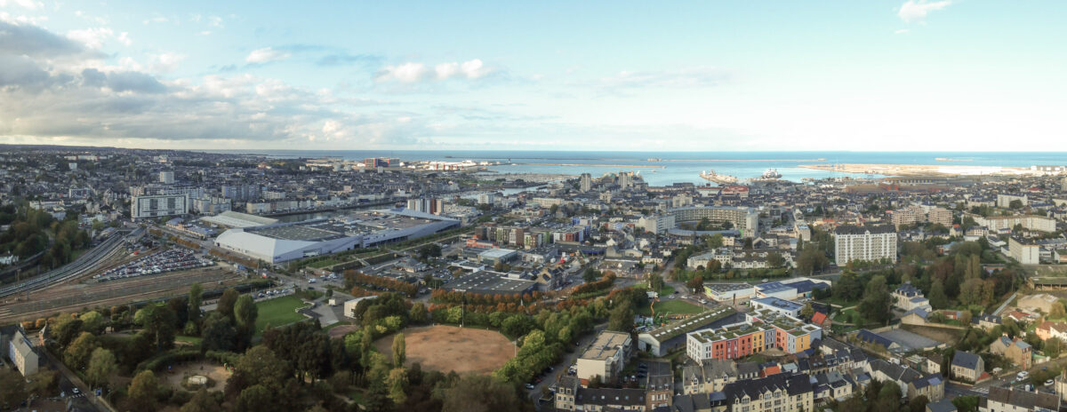 L’image actuelle n’a pas de texte alternatif. Le nom du fichier est : Cherbourg_panoramique_haut_sca-scaled.jpg