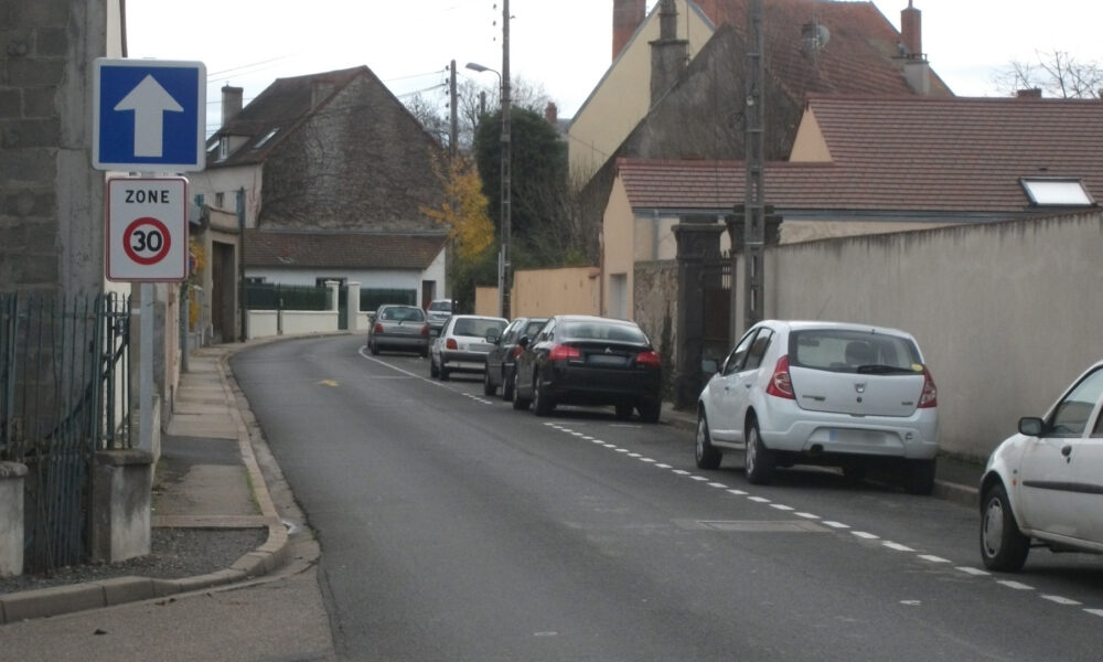 À Flers, la rue de Belfort passe en sens unique temporaire pour fluidifier le trafic devant le collège Sévigné