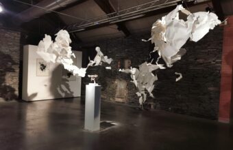 Le salon 49 Regards revient aux Anciennes Écuries de Trélazé du 15 octobre au 1er novembre. Pour sa 35e édition, 44 artistes présenteront plus de 100 œuvres et un projet anniversaire sera vendu au profit du Secours populaire.