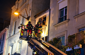 Credit Angers Info - Rue Baudrière à Angers, les pompiers sont intervenus lundi soir pour sécuriser la façade fragilisée d’un immeuble ancien à pans de bois.