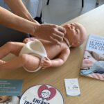 Au CHU d’Angers, un mannequin pour apprendre aux parents à sauver leur enfant trachéotomisé Le CHU d’Angers reçoit un mannequin pédiatrique de l’association Fil d’Air pour former les familles aux soins des enfants trachéotomisés.