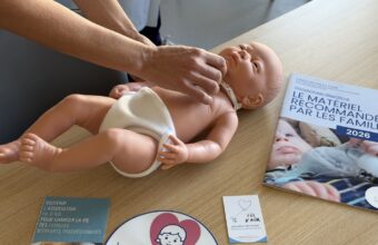 Le CHU d’Angers reçoit un mannequin pédiatrique de l’association Fil d’Air pour former les familles aux soins des enfants trachéotomisés.