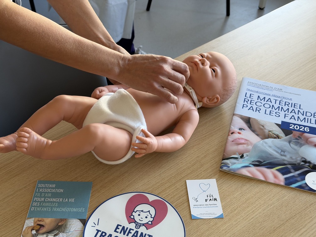 Le CHU d’Angers reçoit un mannequin pédiatrique de l’association Fil d’Air pour former les familles aux soins des enfants trachéotomisés.
