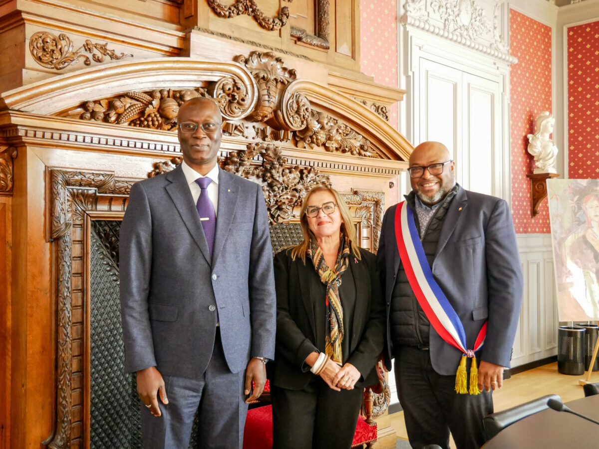 M. Baye Moctar DIOP, ambassadeur ; Mme Véronique Pineau, première adjointe de Trélazé ; M. Lamine Naham, maire de Trélazé.